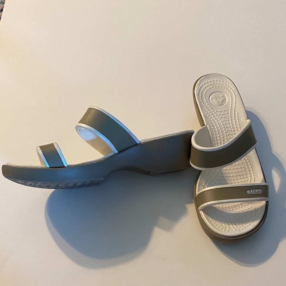 Croc sandal with small heel size 7